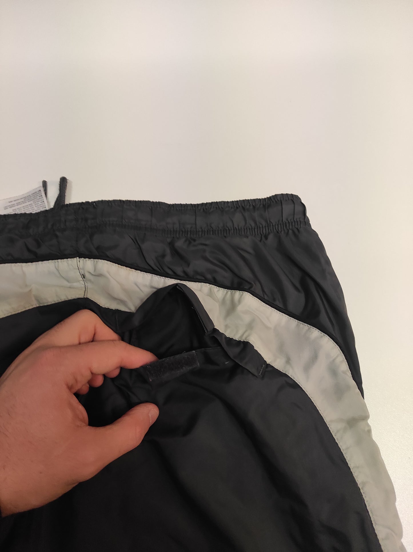 Entdecke unsere Vintage Track Pants von Nike und anderen Marken, erhältlich bei Valuxery.de - Dein Shop für trendige Vintage - Kleidung. Unsere Track Pants sind aus hochwertigen Materialien und