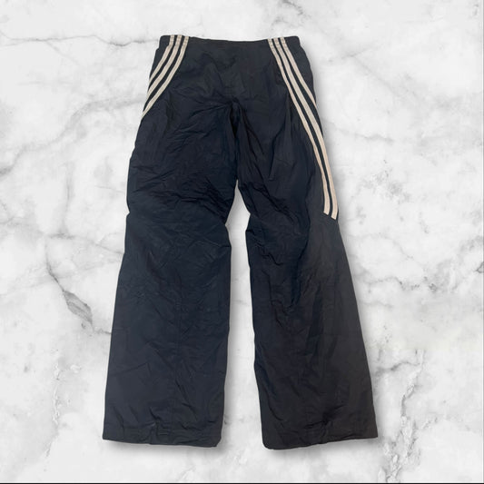 Entdecke unsere Vintage Track Pants von Nike und anderen Marken, erhältlich bei Valuxery.de - Dein Shop für trendige Vintage - Kleidung. Unsere Track Pants sind aus hochwertigen Materialien und