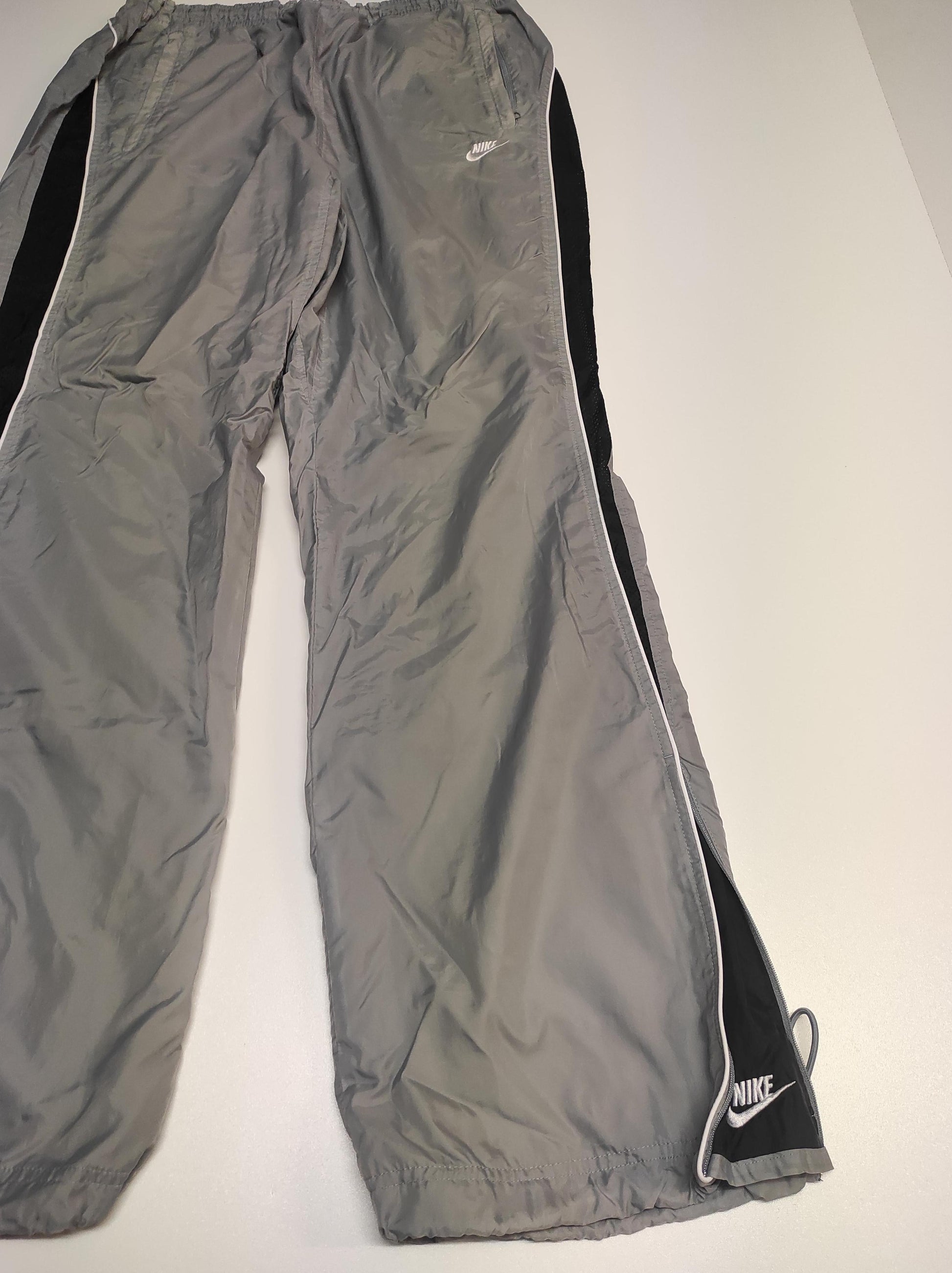 Entdecke unsere Vintage Track Pants von Nike und anderen Marken, erhältlich bei Valuxery.de - Dein Shop für trendige Vintage - Kleidung. Unsere Track Pants sind aus hochwertigen Materialien und