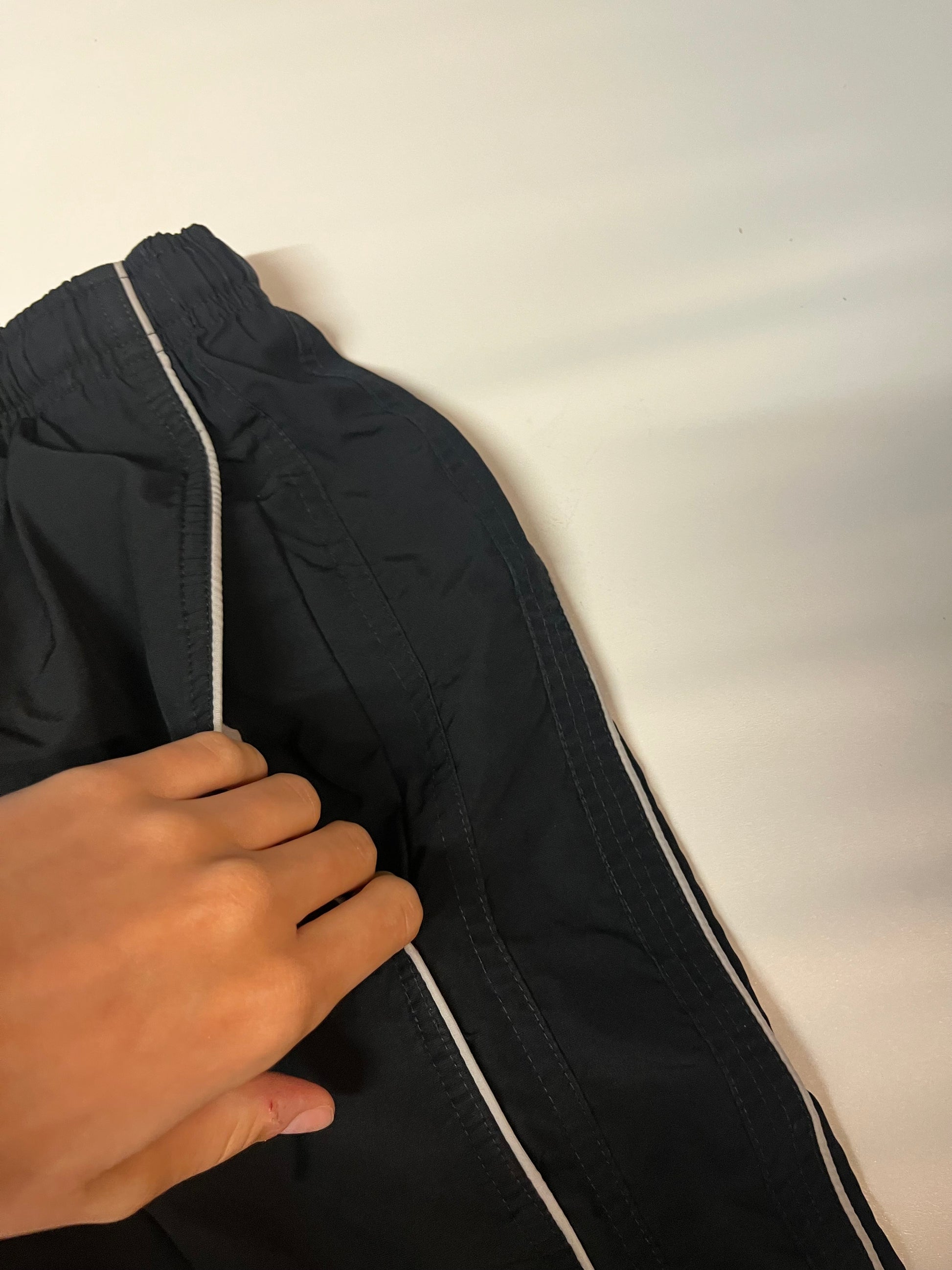 Entdecke unsere Vintage Track Pants von Nike und anderen Marken, erhältlich bei Valuxery.de - Dein Shop für trendige Vintage - Kleidung. Unsere Track Pants sind aus hochwertigen Materialien und