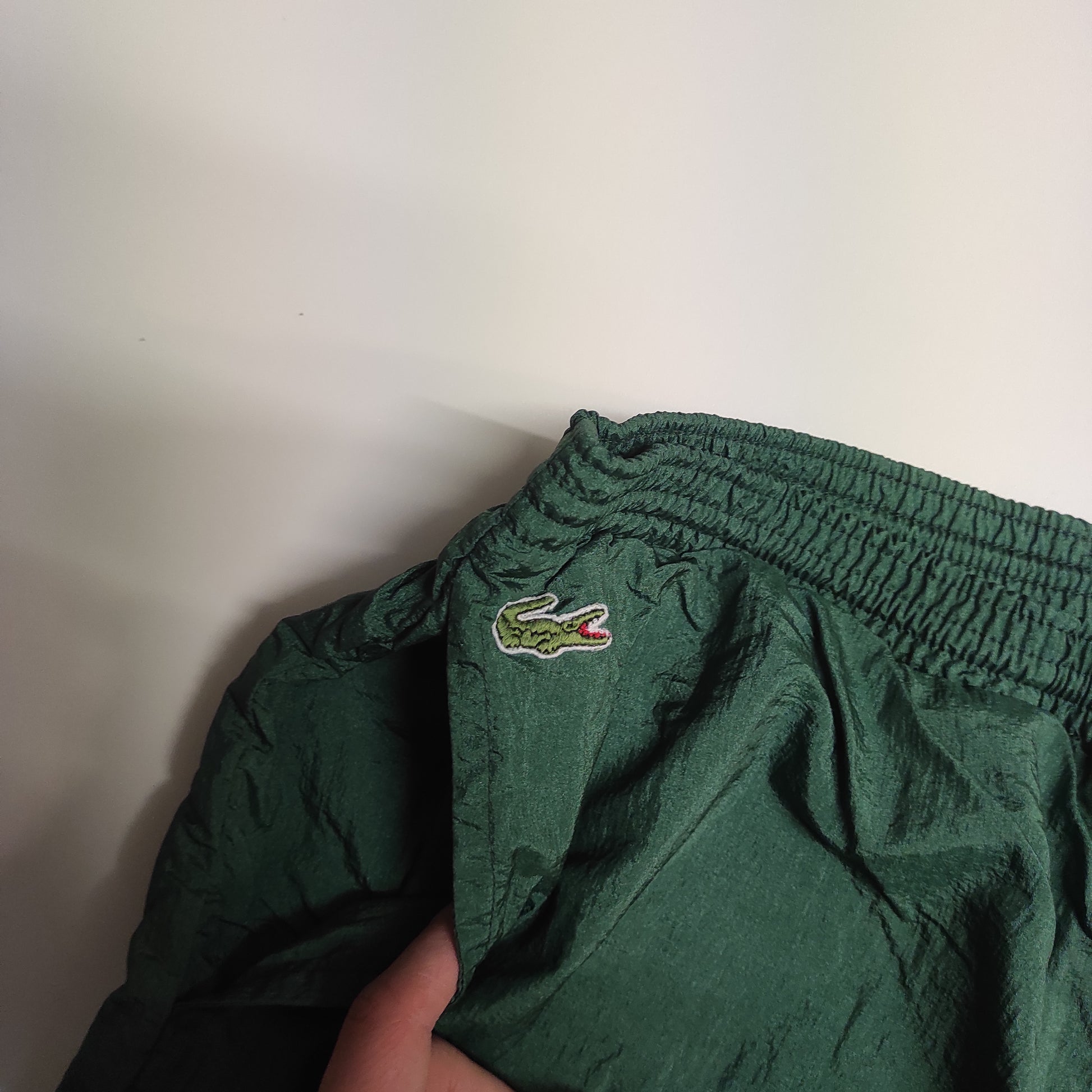 Entdecke unsere Vintage Track Pants von Nike und anderen Marken, erhältlich bei Valuxery.de - Dein Shop für trendige Vintage - Kleidung. Unsere Track Pants sind aus hochwertigen Materialien und