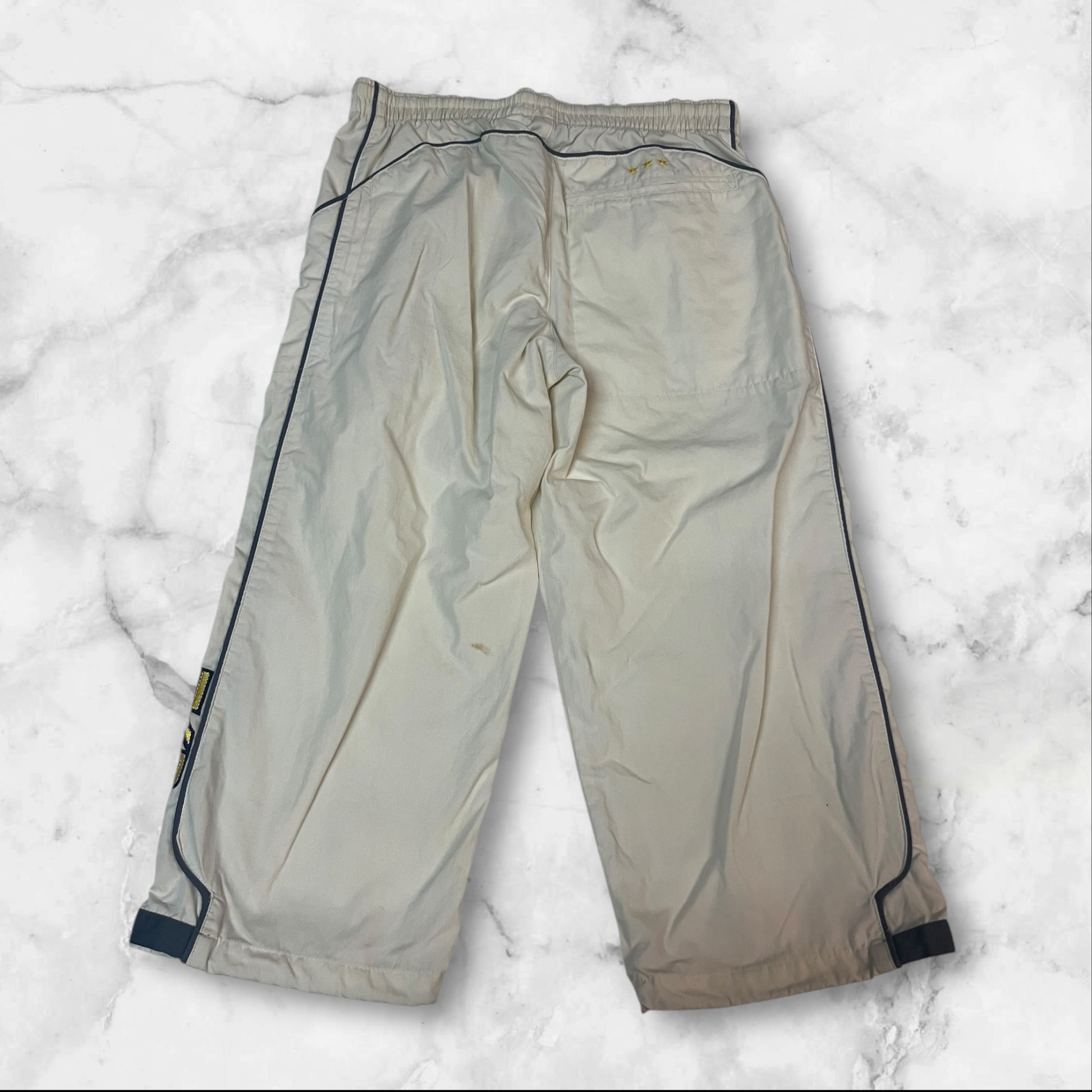Entdecke unsere Vintage Track Pants von Nike und anderen Marken, erhältlich bei Valuxery.de - Dein Shop für trendige Vintage - Kleidung. Unsere Track Pants sind aus hochwertigen Materialien und