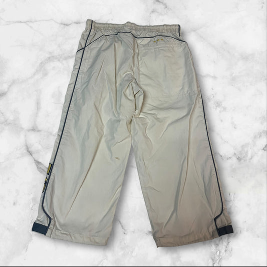 Entdecke unsere Vintage Track Pants von Nike und anderen Marken, erhältlich bei Valuxery.de - Dein Shop für trendige Vintage - Kleidung. Unsere Track Pants sind aus hochwertigen Materialien und