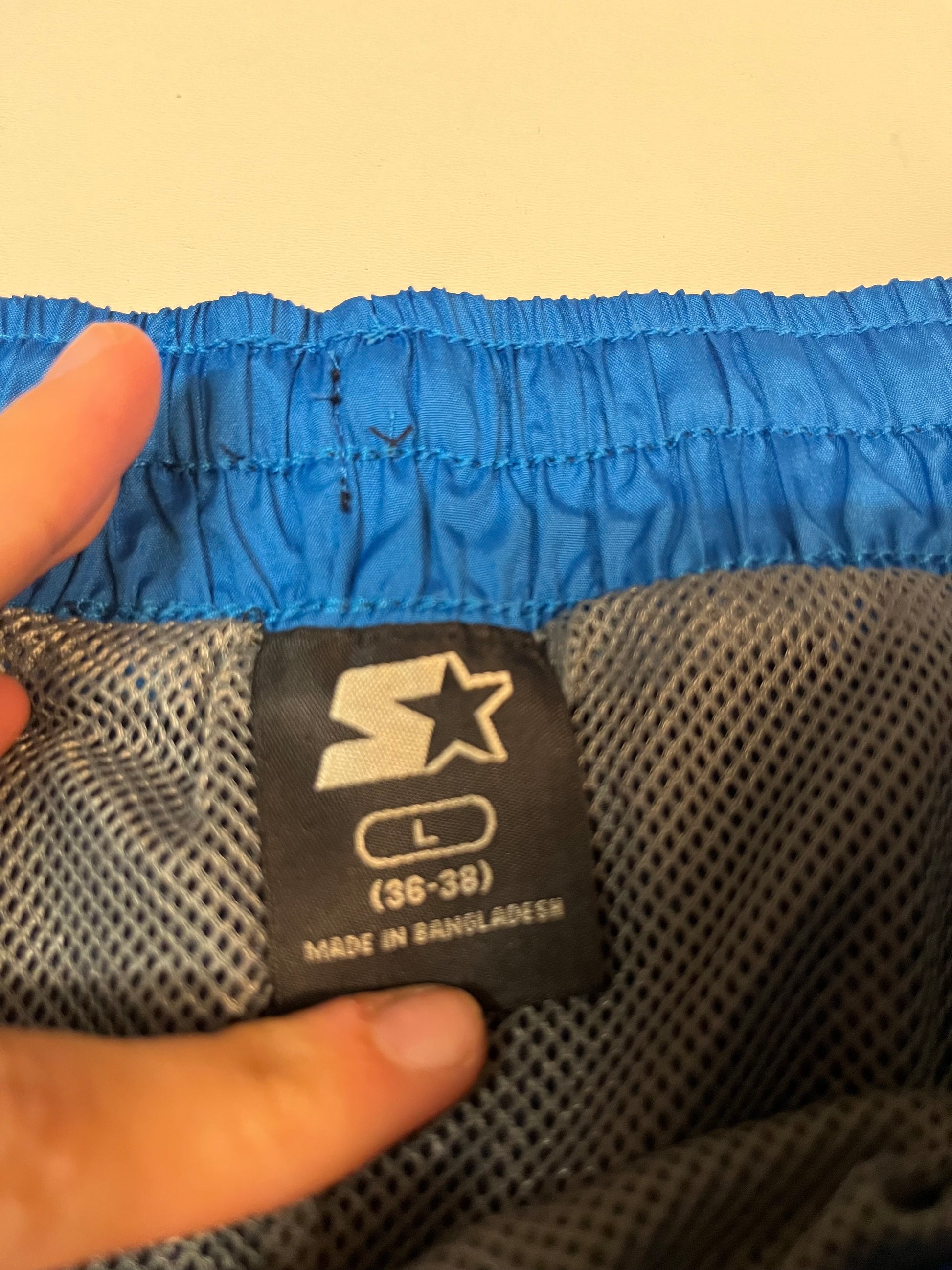 Entdecke unsere Vintage Track Pants von Nike und anderen Marken, erhältlich bei Valuxery.de - Dein Shop für trendige Vintage - Kleidung. Unsere Track Pants sind aus hochwertigen Materialien und