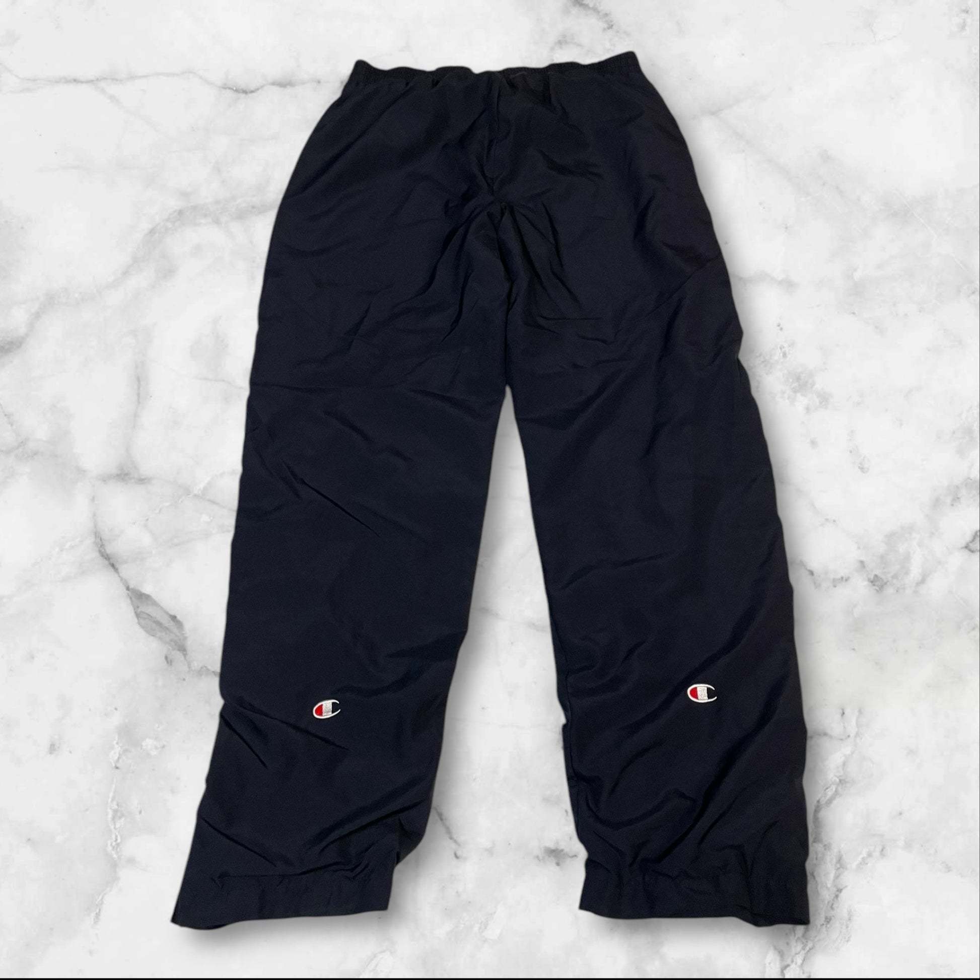 Entdecke unsere Vintage Track Pants von Nike und anderen Marken, erhältlich bei Valuxery.de - Dein Shop für trendige Vintage - Kleidung. Unsere Track Pants sind aus hochwertigen Materialien und