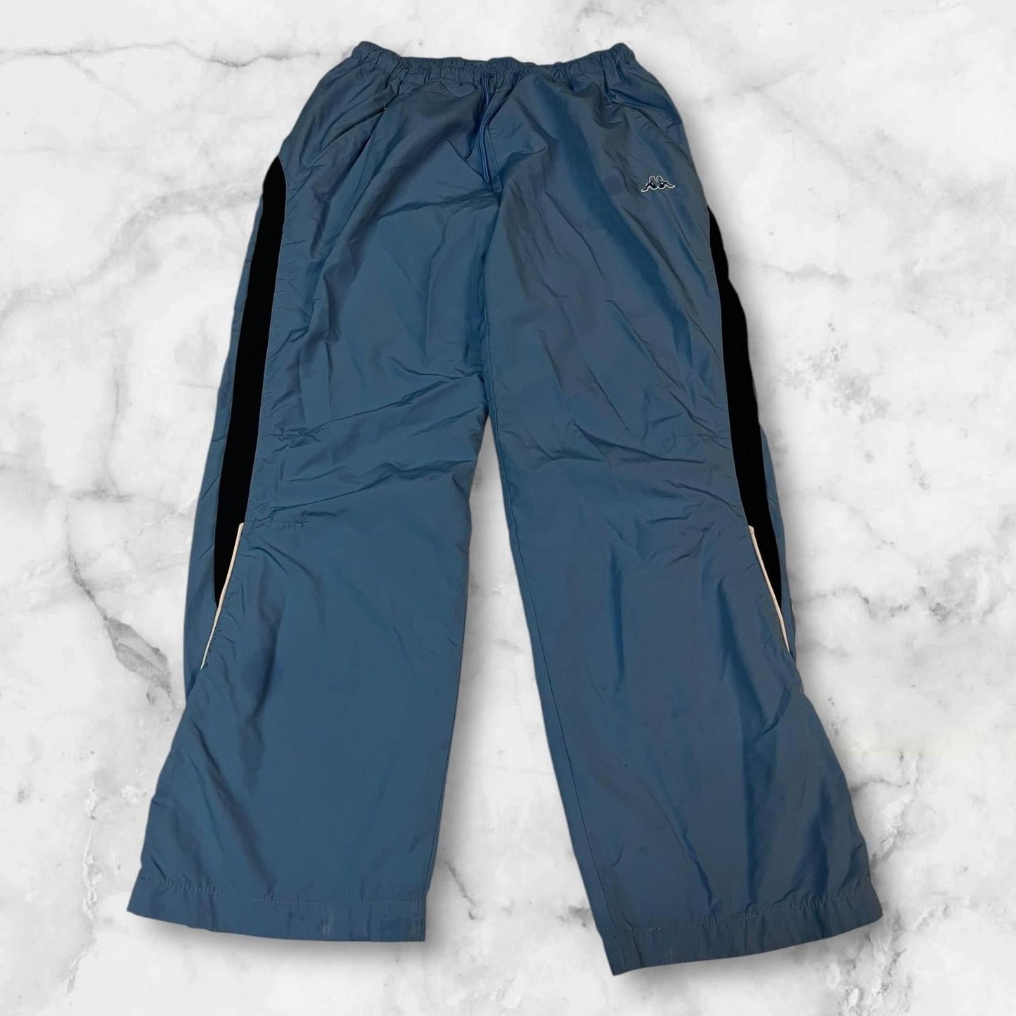 Entdecke unsere Vintage Track Pants von Nike und anderen Marken, erhältlich bei Valuxery.de - Dein Shop für trendige Vintage - Kleidung. Unsere Track Pants sind aus hochwertigen Materialien und