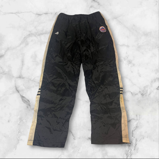 Entdecke unsere Vintage Track Pants von Nike und anderen Marken, erhältlich bei Valuxery.de - Dein Shop für trendige Vintage - Kleidung. Unsere Track Pants sind aus hochwertigen Materialien und