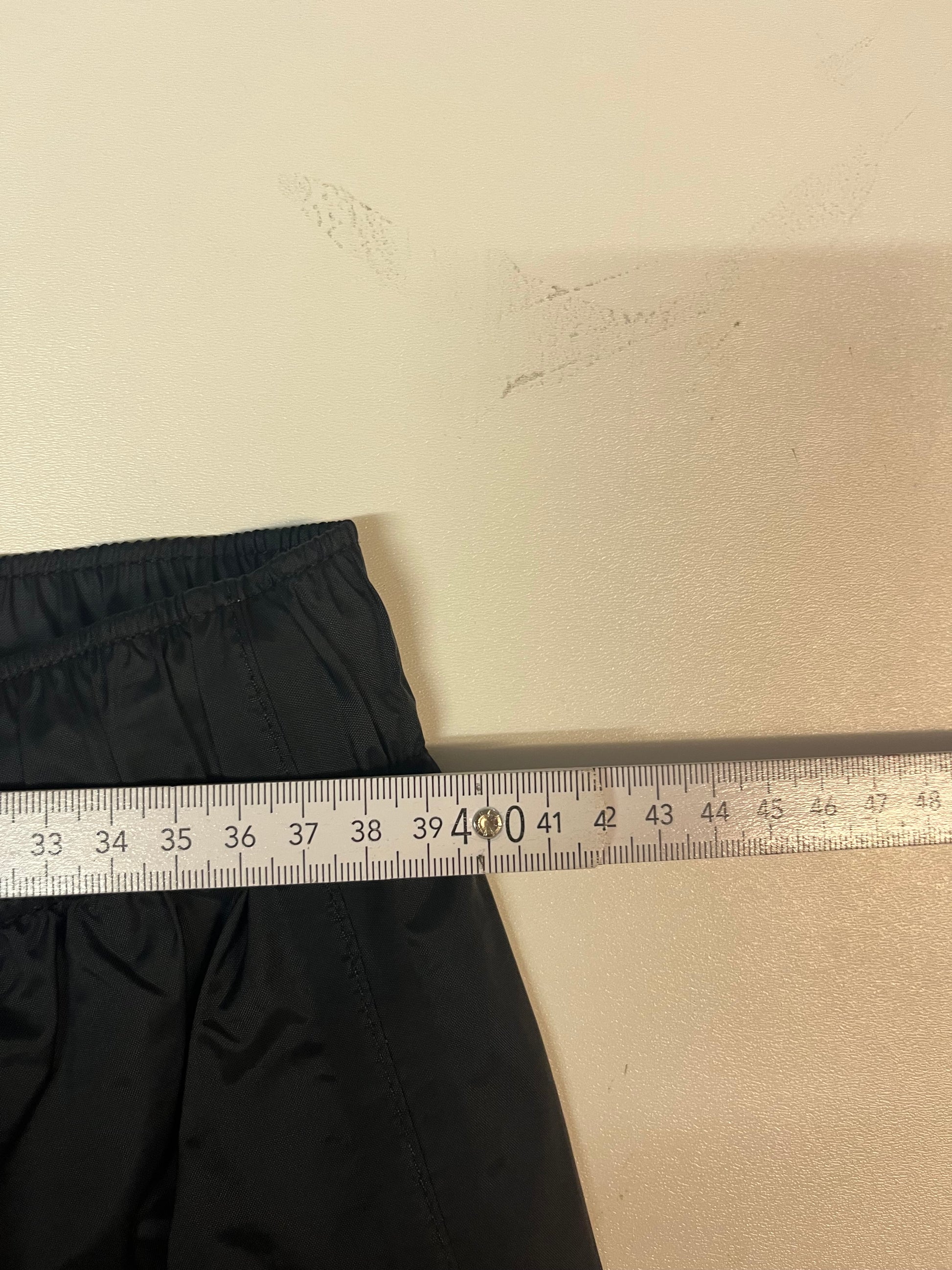 Entdecke unsere Vintage Track Pants von Nike und anderen Marken, erhältlich bei Valuxery.de - Dein Shop für trendige Vintage - Kleidung. Unsere Track Pants sind aus hochwertigen Materialien und