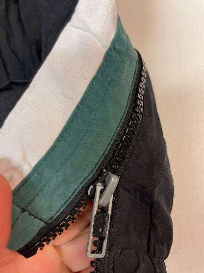 Entdecke unsere Vintage Track Pants von Nike und anderen Marken, erhältlich bei Valuxery.de - Dein Shop für trendige Vintage - Kleidung. Unsere Track Pants sind aus hochwertigen Materialien und