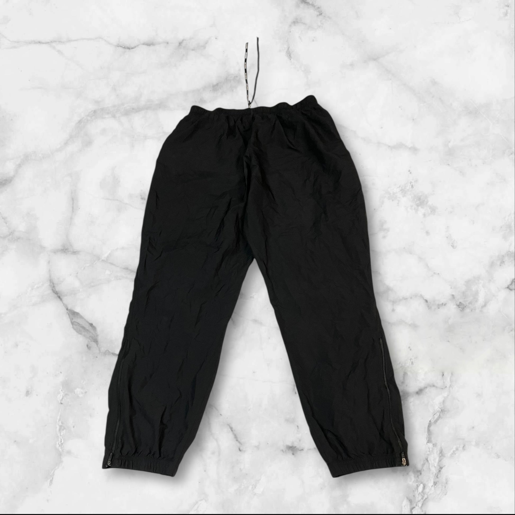 Entdecke unsere Vintage Track Pants von Nike und anderen Marken, erhältlich bei Valuxery.de - Dein Shop für trendige Vintage - Kleidung. Unsere Track Pants sind aus hochwertigen Materialien und