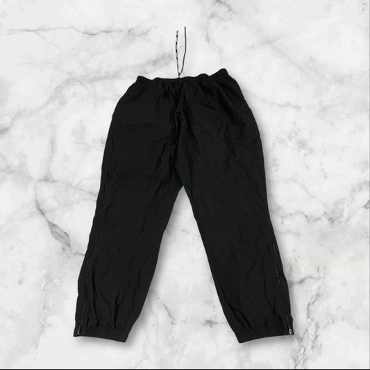 Entdecke unsere Vintage Track Pants von Nike und anderen Marken, erhältlich bei Valuxery.de - Dein Shop für trendige Vintage - Kleidung. Unsere Track Pants sind aus hochwertigen Materialien und