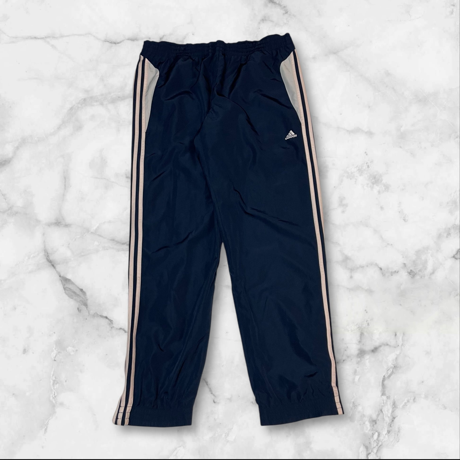 Entdecke unsere Vintage Track Pants von Nike und anderen Marken, erhältlich bei Valuxery.de - Dein Shop für trendige Vintage - Kleidung. Unsere Track Pants sind aus hochwertigen Materialien und