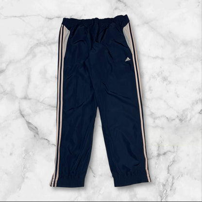 Entdecke unsere Vintage Track Pants von Nike und anderen Marken, erhältlich bei Valuxery.de - Dein Shop für trendige Vintage - Kleidung. Unsere Track Pants sind aus hochwertigen Materialien und