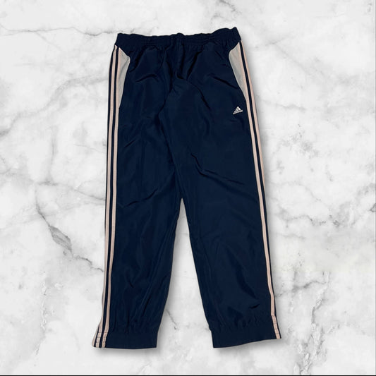 Entdecke unsere Vintage Track Pants von Nike und anderen Marken, erhältlich bei Valuxery.de - Dein Shop für trendige Vintage - Kleidung. Unsere Track Pants sind aus hochwertigen Materialien und