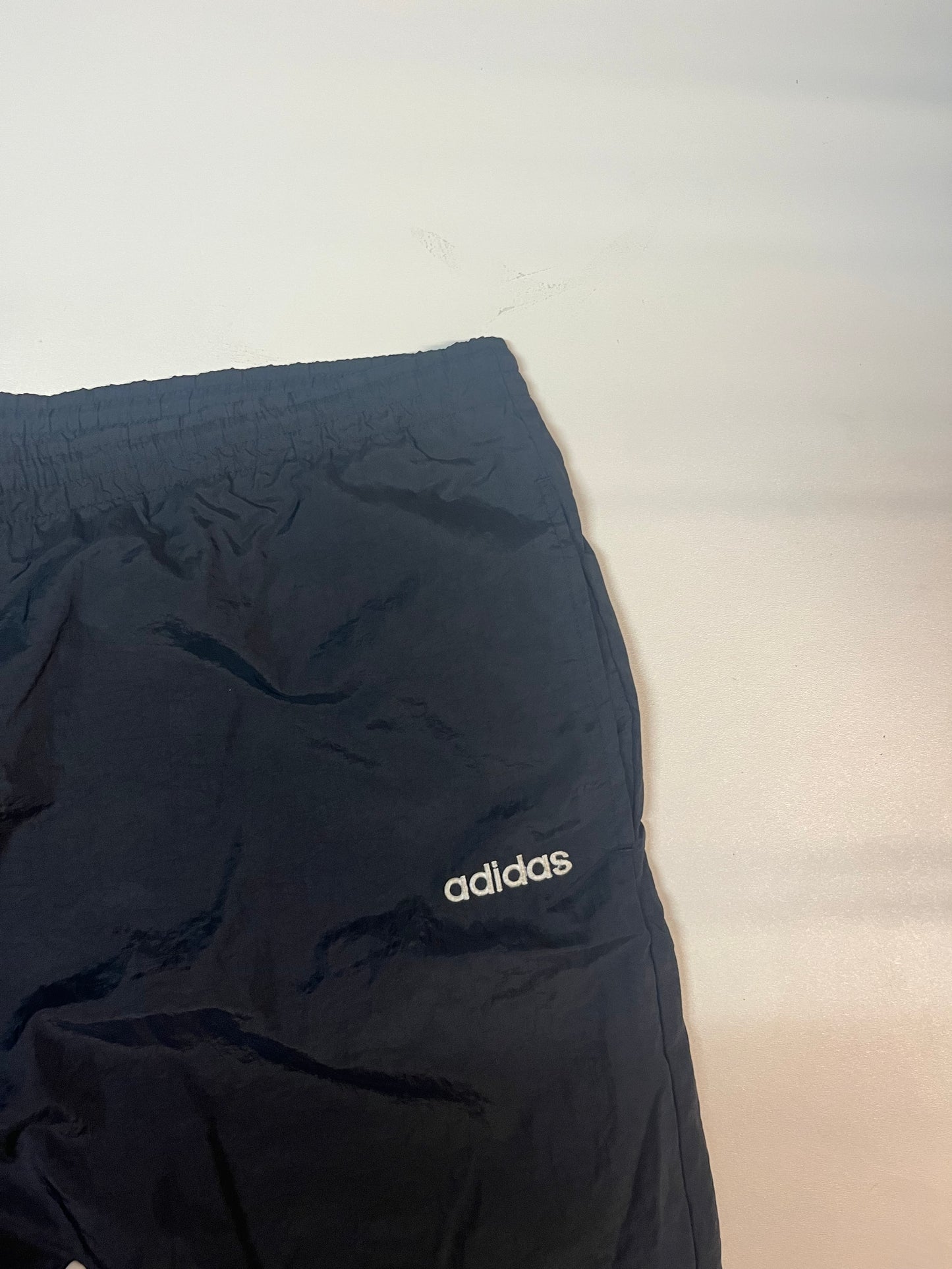 Entdecke unsere Vintage Track Pants von Nike und anderen Marken, erhältlich bei Valuxery.de - Dein Shop für trendige Vintage - Kleidung. Unsere Track Pants sind aus hochwertigen Materialien und