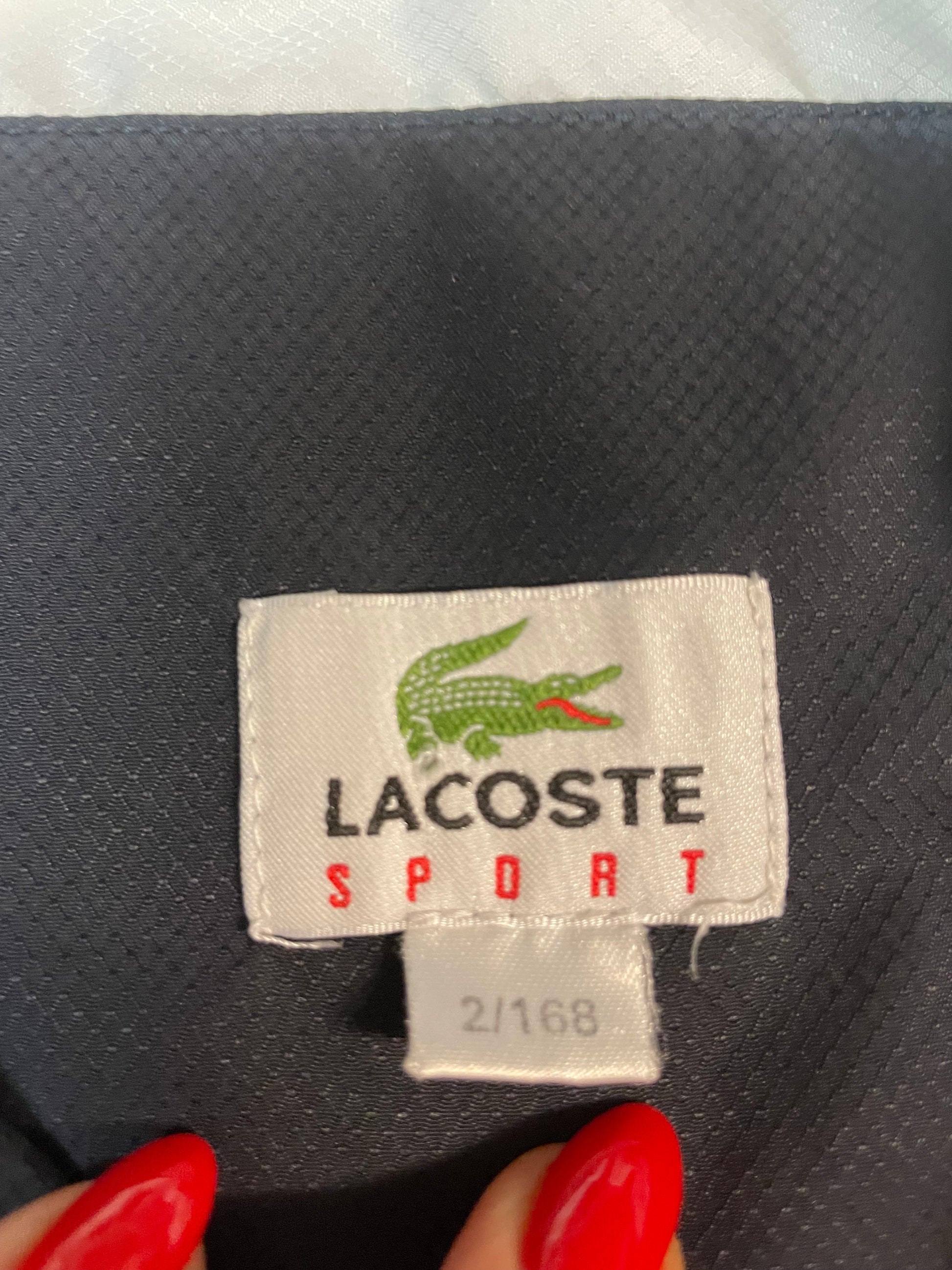 Entdecke unsere Vintage Track Pants von Nike und anderen Marken, erhältlich bei Valuxery.de - Dein Shop für trendige Vintage - Kleidung. Unsere Track Pants sind aus hochwertigen Materialien und