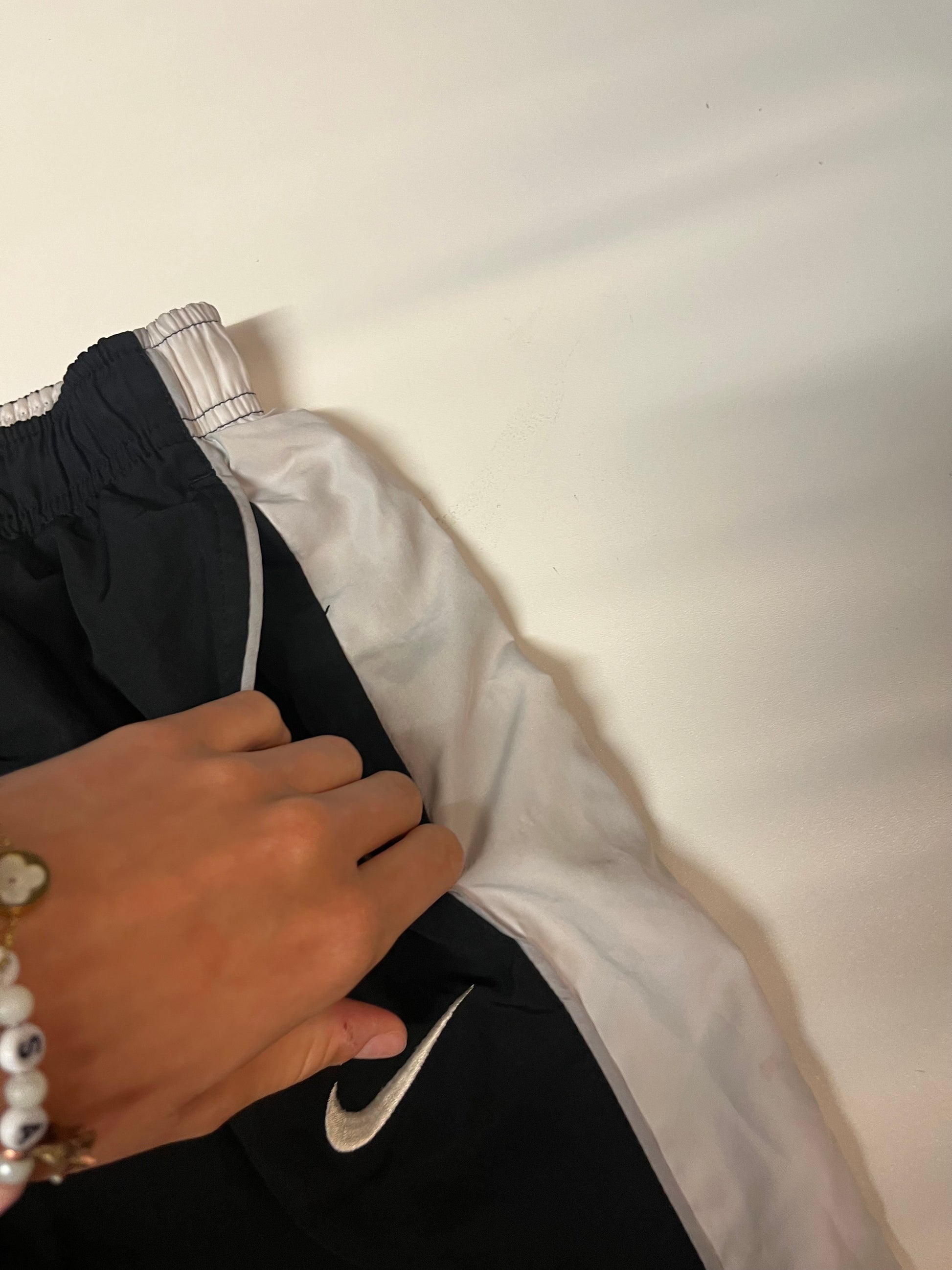 Entdecke unsere Vintage Track Pants von Nike und anderen Marken, erhältlich bei Valuxery.de - Dein Shop für trendige Vintage - Kleidung. Unsere Track Pants sind aus hochwertigen Materialien und