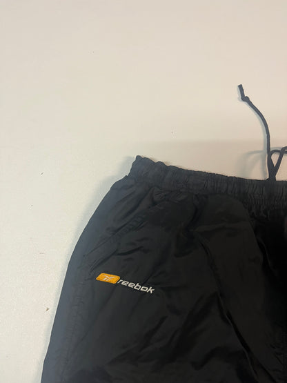 Entdecke unsere Vintage Track Pants von Nike und anderen Marken, erhältlich bei Valuxery.de - Dein Shop für trendige Vintage - Kleidung. Unsere Track Pants sind aus hochwertigen Materialien und