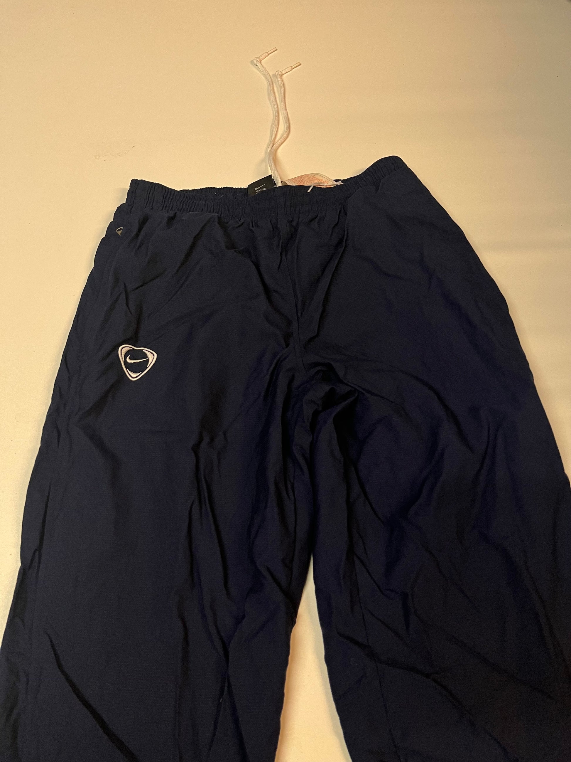 Entdecke unsere Vintage Track Pants von Nike und anderen Marken, erhältlich bei Valuxery.de - Dein Shop für trendige Vintage - Kleidung. Unsere Track Pants sind aus hochwertigen Materialien und