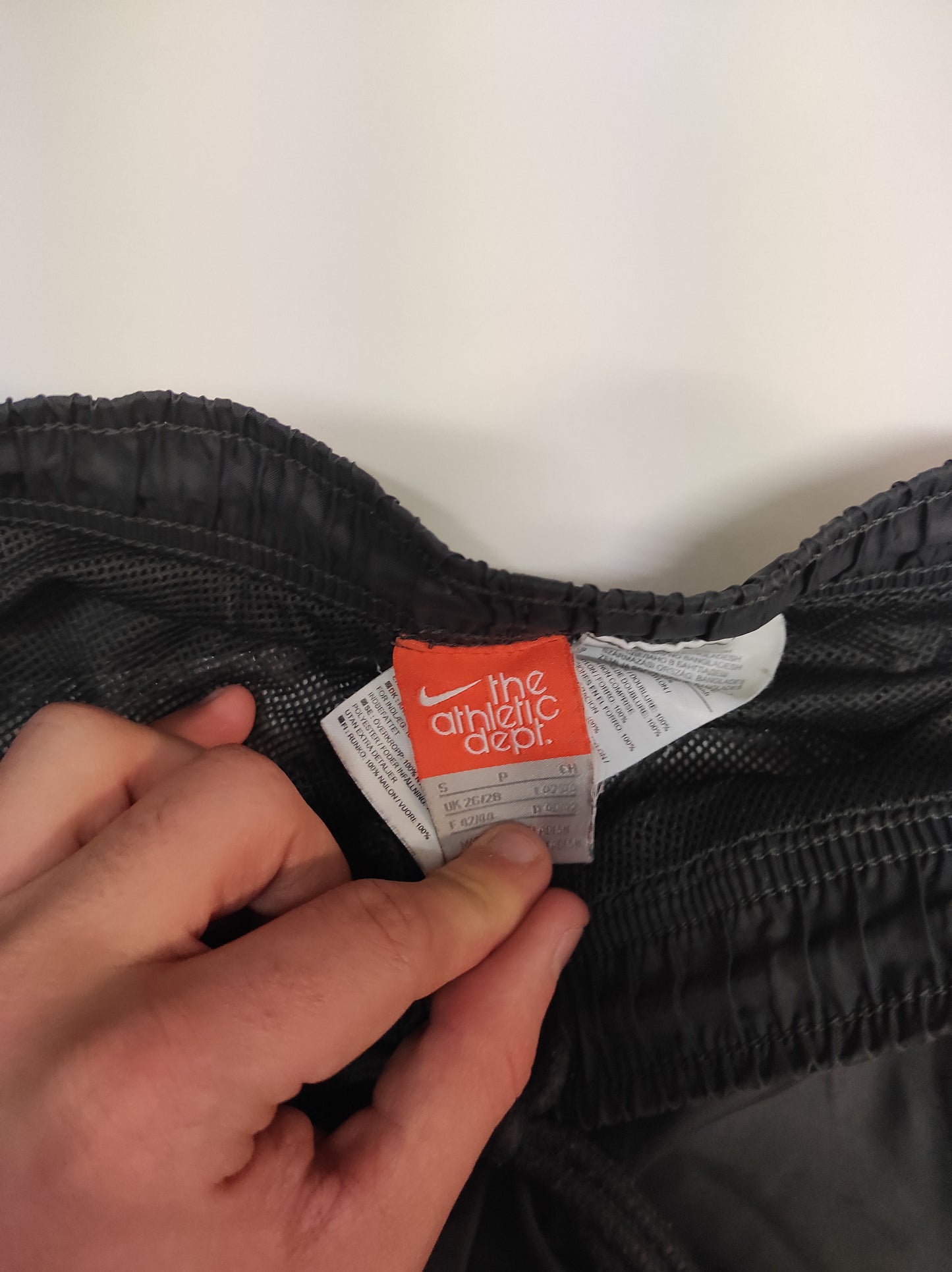 Entdecke unsere Vintage Track Pants von Nike und anderen Marken, erhältlich bei Valuxery.de - Dein Shop für trendige Vintage - Kleidung. Unsere Track Pants sind aus hochwertigen Materialien und
