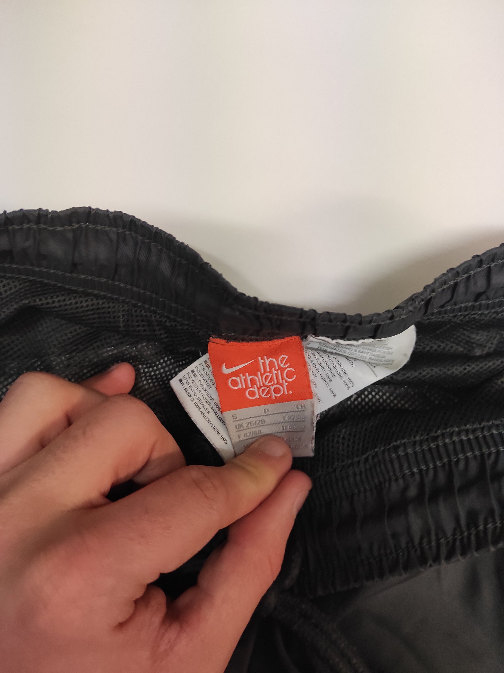 Entdecke unsere Vintage Track Pants von Nike und anderen Marken, erhältlich bei Valuxery.de - Dein Shop für trendige Vintage - Kleidung. Unsere Track Pants sind aus hochwertigen Materialien und