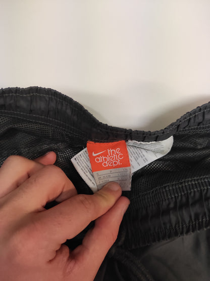 Entdecke unsere Vintage Track Pants von Nike und anderen Marken, erhältlich bei Valuxery.de - Dein Shop für trendige Vintage - Kleidung. Unsere Track Pants sind aus hochwertigen Materialien und