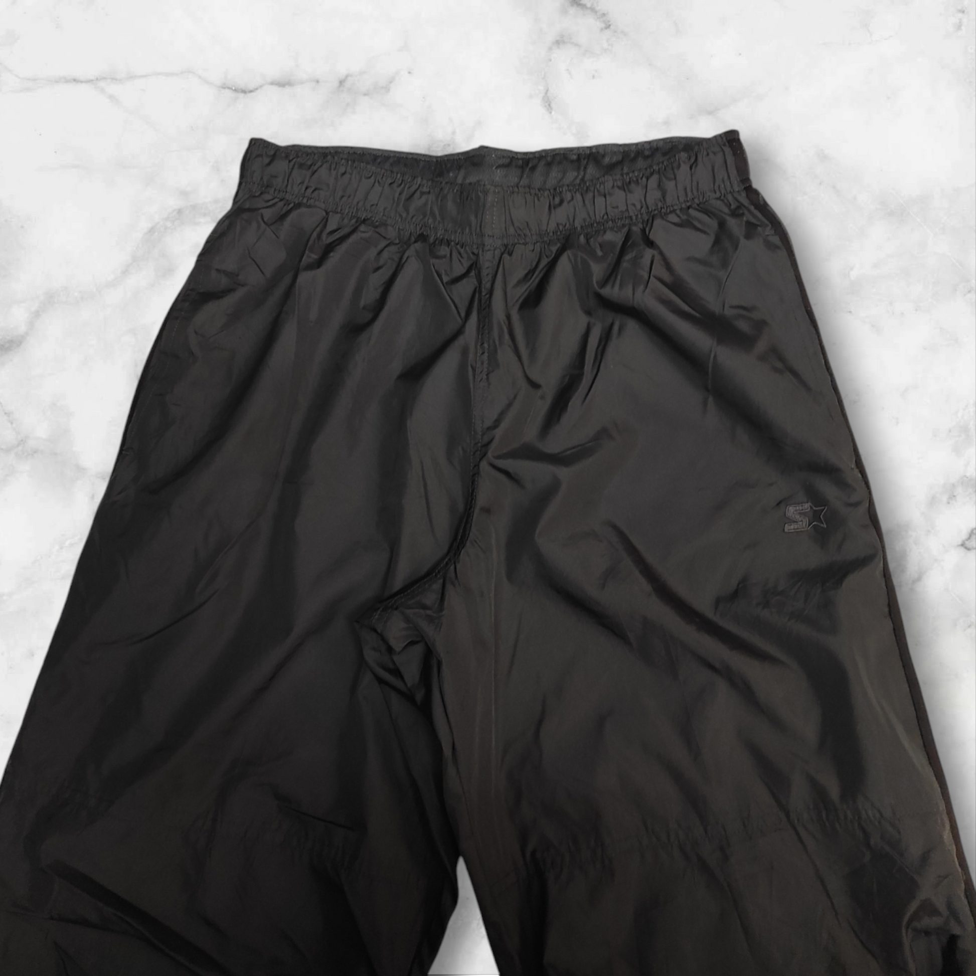 Entdecke unsere Vintage Track Pants von Nike und anderen Marken, erhältlich bei Valuxery.de - Dein Shop für trendige Vintage - Kleidung. Unsere Track Pants sind aus hochwertigen Materialien und