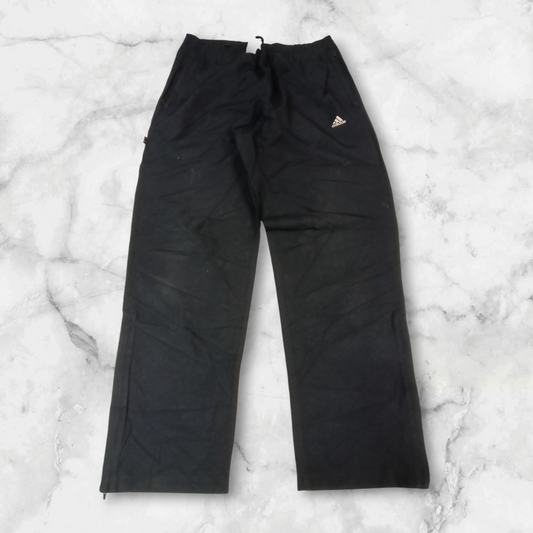 Entdecke unsere Vintage Track Pants von Nike und anderen Marken, erhältlich bei Valuxery.de - Dein Shop für trendige Vintage - Kleidung. Unsere Track Pants sind aus hochwertigen Materialien und