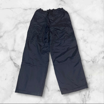 Entdecke unsere Vintage Track Pants von Nike und anderen Marken, erhältlich bei Valuxery.de - Dein Shop für trendige Vintage - Kleidung. Unsere Track Pants sind aus hochwertigen Materialien und
