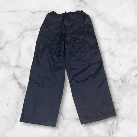Entdecke unsere Vintage Track Pants von Nike und anderen Marken, erhältlich bei Valuxery.de - Dein Shop für trendige Vintage - Kleidung. Unsere Track Pants sind aus hochwertigen Materialien und