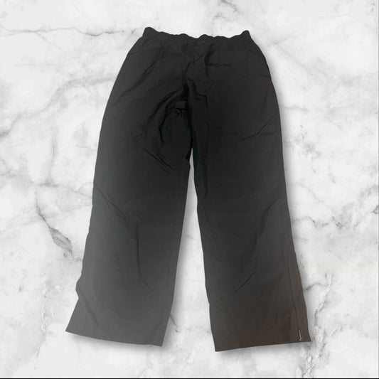 Entdecke unsere Vintage Track Pants von Nike und anderen Marken, erhältlich bei Valuxery.de - Dein Shop für trendige Vintage - Kleidung. Unsere Track Pants sind aus hochwertigen Materialien und