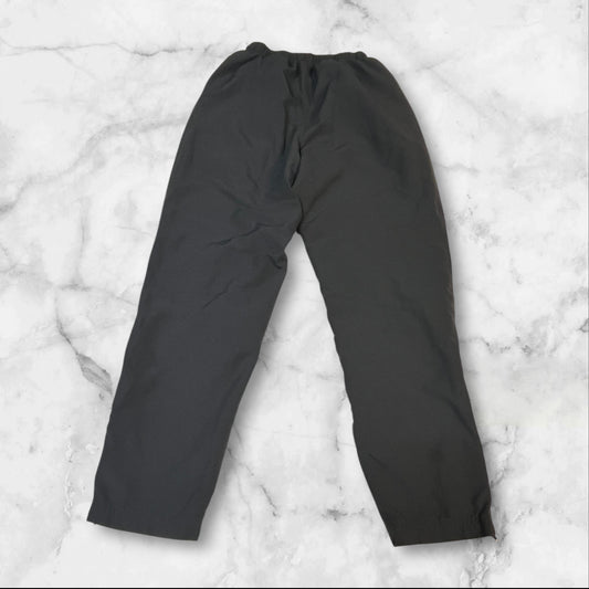Entdecke unsere Vintage Track Pants von Nike und anderen Marken, erhältlich bei Valuxery.de - Dein Shop für trendige Vintage - Kleidung. Unsere Track Pants sind aus hochwertigen Materialien und