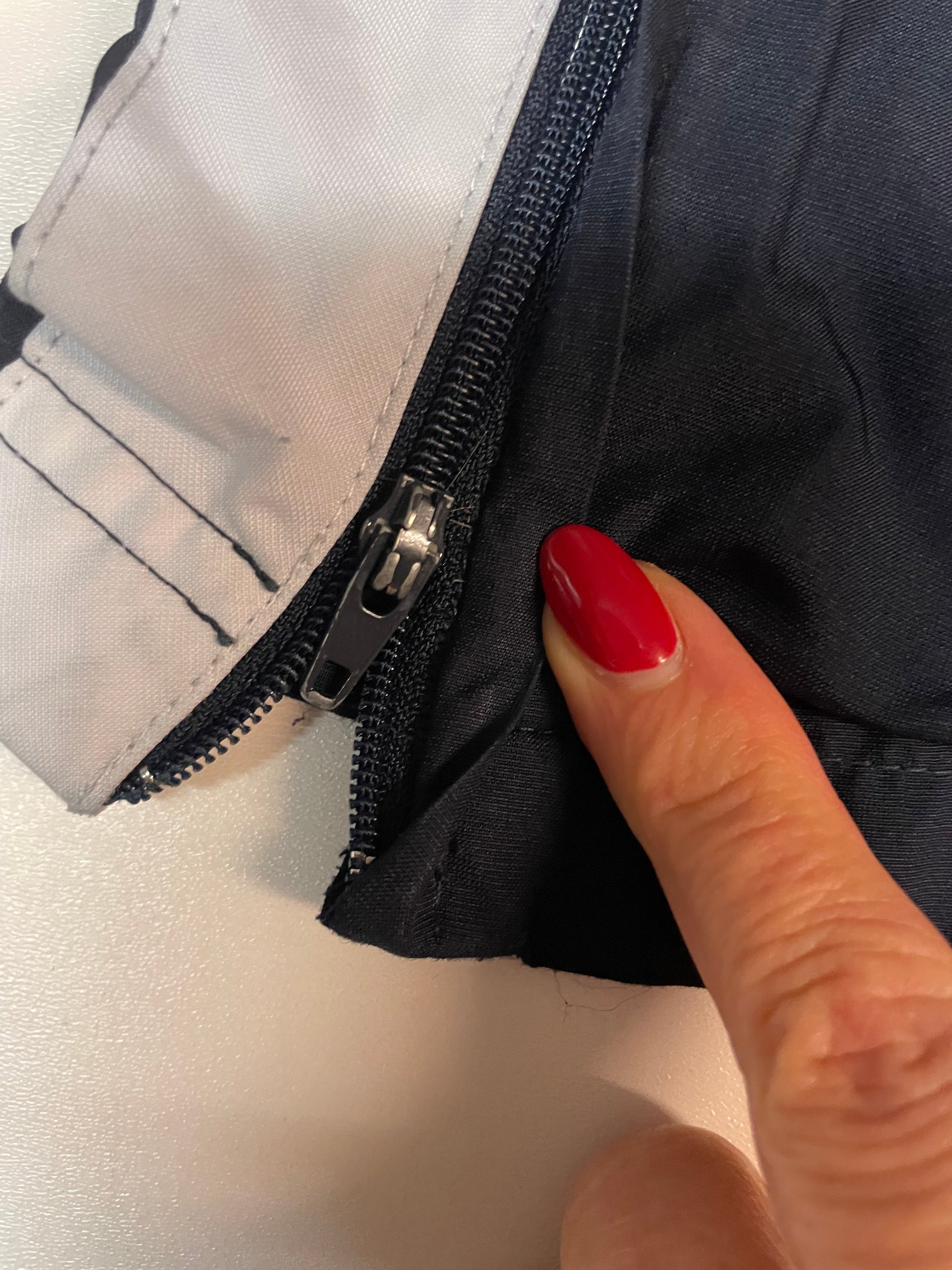 Entdecke unsere Vintage Track Pants von Nike und anderen Marken, erhältlich bei Valuxery.de - Dein Shop für trendige Vintage - Kleidung. Unsere Track Pants sind aus hochwertigen Materialien und