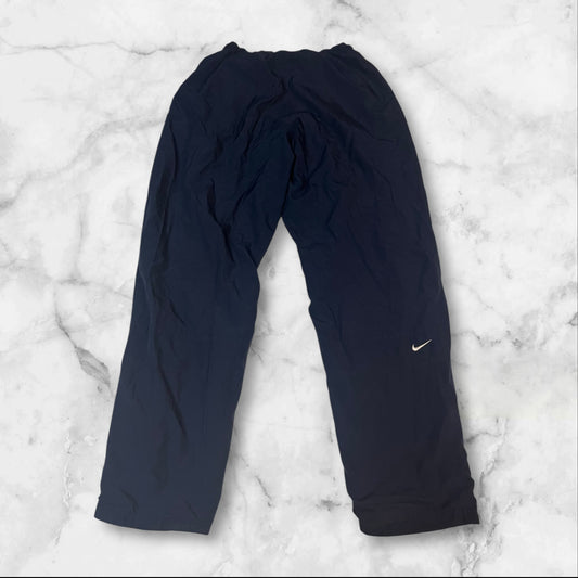 Entdecke unsere Vintage Track Pants von Nike und anderen Marken, erhältlich bei Valuxery.de - Dein Shop für trendige Vintage - Kleidung. Unsere Track Pants sind aus hochwertigen Materialien und