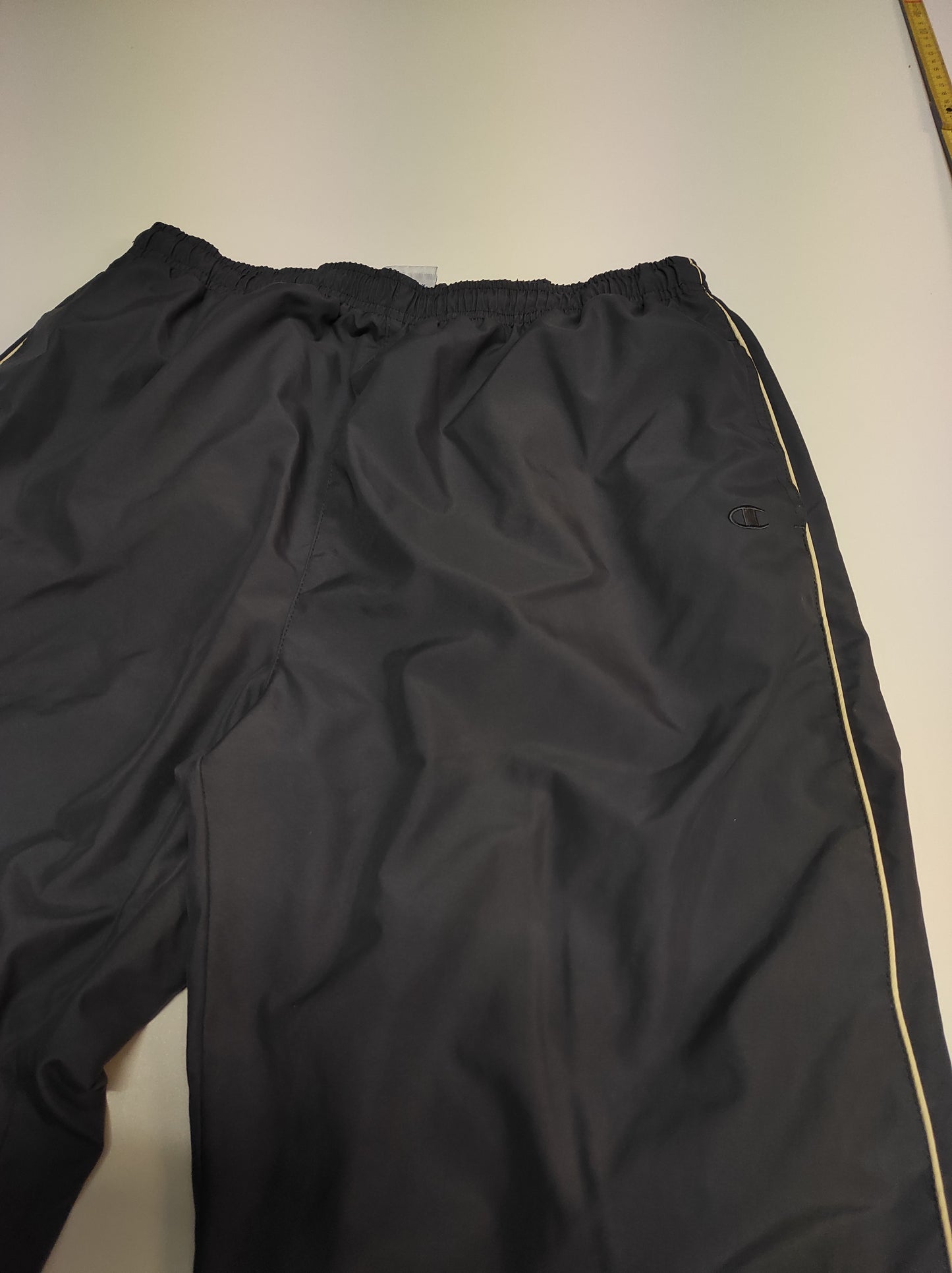 Entdecke unsere Vintage Track Pants von Nike und anderen Marken, erhältlich bei Valuxery.de - Dein Shop für trendige Vintage - Kleidung. Unsere Track Pants sind aus hochwertigen Materialien und