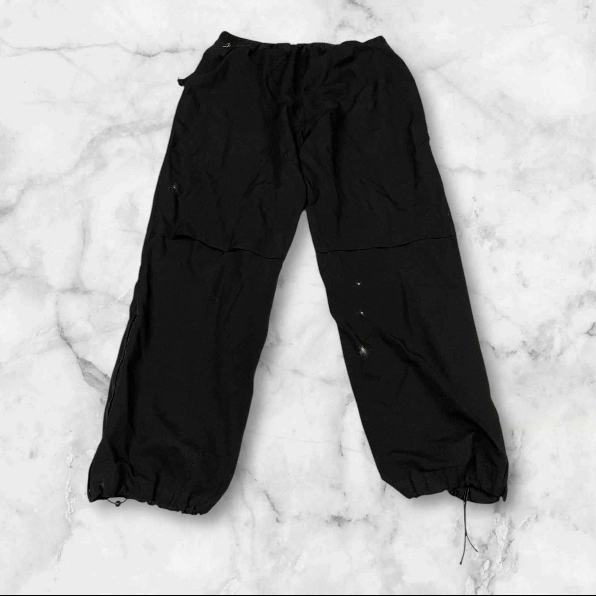 Entdecke unsere Vintage Track Pants von Nike und anderen Marken, erhältlich bei Valuxery.de - Dein Shop für trendige Vintage - Kleidung. Unsere Track Pants sind aus hochwertigen Materialien und