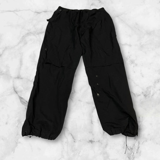 Entdecke unsere Vintage Track Pants von Nike und anderen Marken, erhältlich bei Valuxery.de - Dein Shop für trendige Vintage - Kleidung. Unsere Track Pants sind aus hochwertigen Materialien und