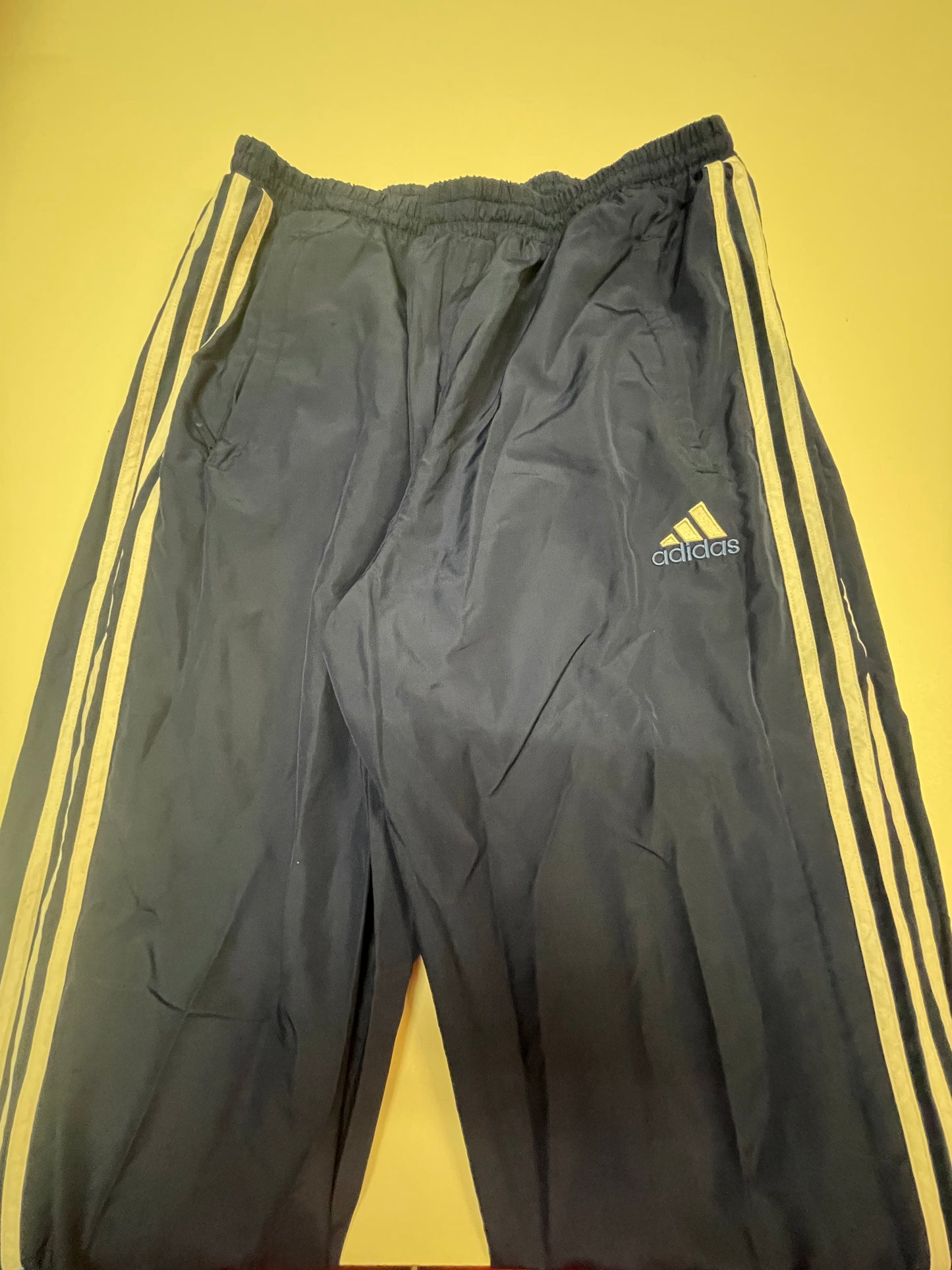 Entdecke unsere Vintage Track Pants von Nike und anderen Marken, erhältlich bei Valuxery.de - Dein Shop für trendige Vintage - Kleidung. Unsere Track Pants sind aus hochwertigen Materialien und
