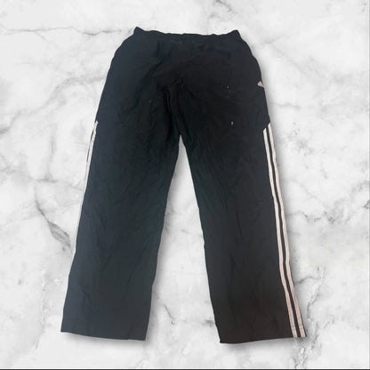 Entdecke unsere Vintage Track Pants von Nike und anderen Marken, erhältlich bei Valuxery.de - Dein Shop für trendige Vintage - Kleidung. Unsere Track Pants sind aus hochwertigen Materialien und