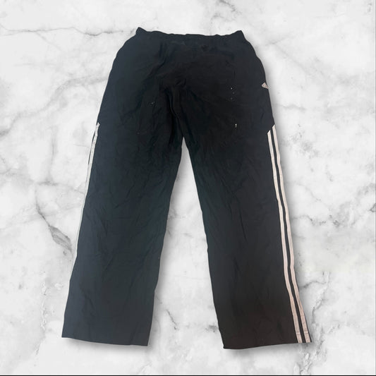 Entdecke unsere Vintage Track Pants von Nike und anderen Marken, erhältlich bei Valuxery.de - Dein Shop für trendige Vintage - Kleidung. Unsere Track Pants sind aus hochwertigen Materialien und