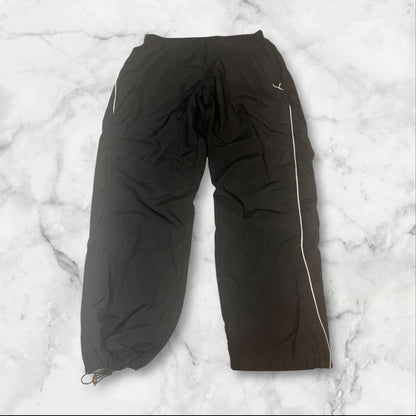 Entdecke unsere Vintage Track Pants von Nike und anderen Marken, erhältlich bei Valuxery.de - Dein Shop für trendige Vintage - Kleidung. Unsere Track Pants sind aus hochwertigen Materialien und