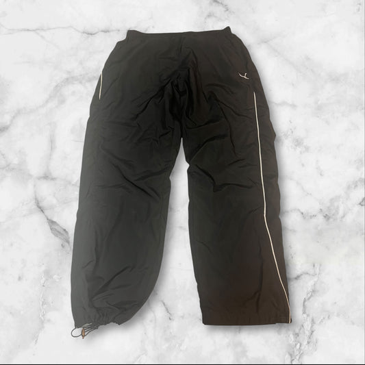 Entdecke unsere Vintage Track Pants von Nike und anderen Marken, erhältlich bei Valuxery.de - Dein Shop für trendige Vintage - Kleidung. Unsere Track Pants sind aus hochwertigen Materialien und