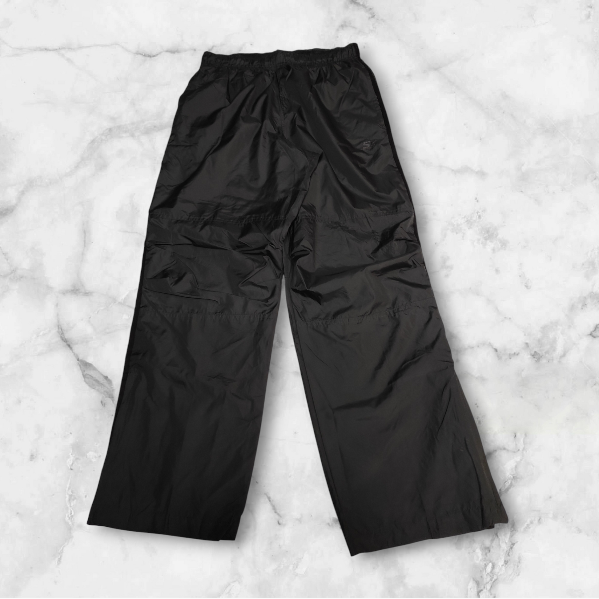 Entdecke unsere Vintage Track Pants von Nike und anderen Marken, erhältlich bei Valuxery.de - Dein Shop für trendige Vintage - Kleidung. Unsere Track Pants sind aus hochwertigen Materialien und