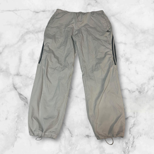 Entdecke unsere Vintage Track Pants von Nike und anderen Marken, erhältlich bei Valuxery.de - Dein Shop für trendige Vintage - Kleidung. Unsere Track Pants sind aus hochwertigen Materialien und