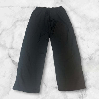 Entdecke unsere Vintage Track Pants von Nike und anderen Marken, erhältlich bei Valuxery.de - Dein Shop für trendige Vintage - Kleidung. Unsere Track Pants sind aus hochwertigen Materialien und