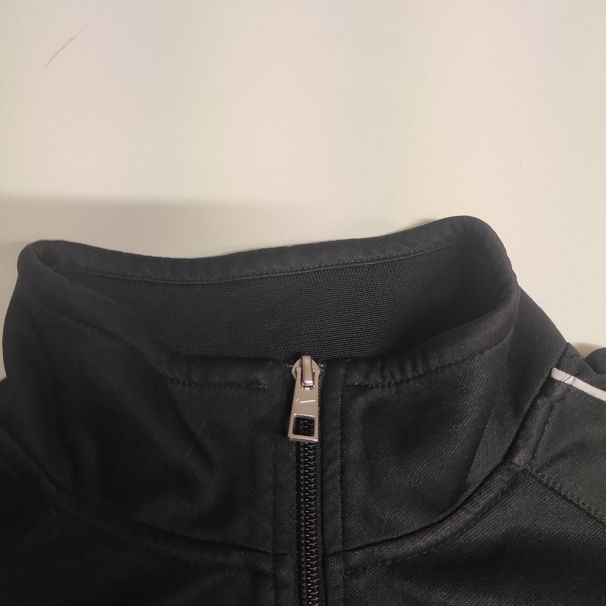 Entdecke unsere Vintage Track Pants von Nike und anderen Marken, erhältlich bei Valuxery.de - Dein Shop für trendige Vintage - Kleidung. Unsere Track Pants sind aus hochwertigen Materialien und