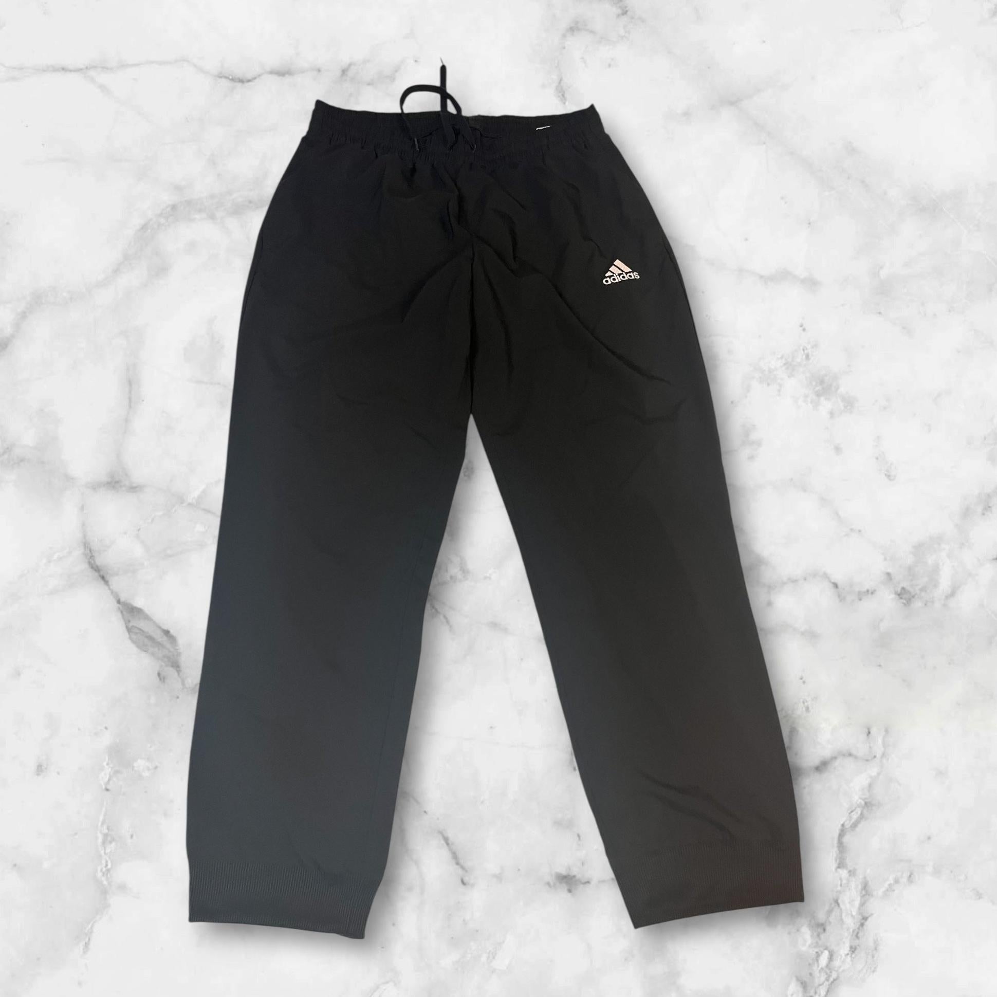 Entdecke unsere Vintage Track Pants von Nike und anderen Marken, erhältlich bei Valuxery.de - Dein Shop für trendige Vintage - Kleidung. Unsere Track Pants sind aus hochwertigen Materialien und