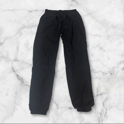 Entdecke unsere Vintage Track Pants von Nike und anderen Marken, erhältlich bei Valuxery.de - Dein Shop für trendige Vintage - Kleidung. Unsere Track Pants sind aus hochwertigen Materialien und