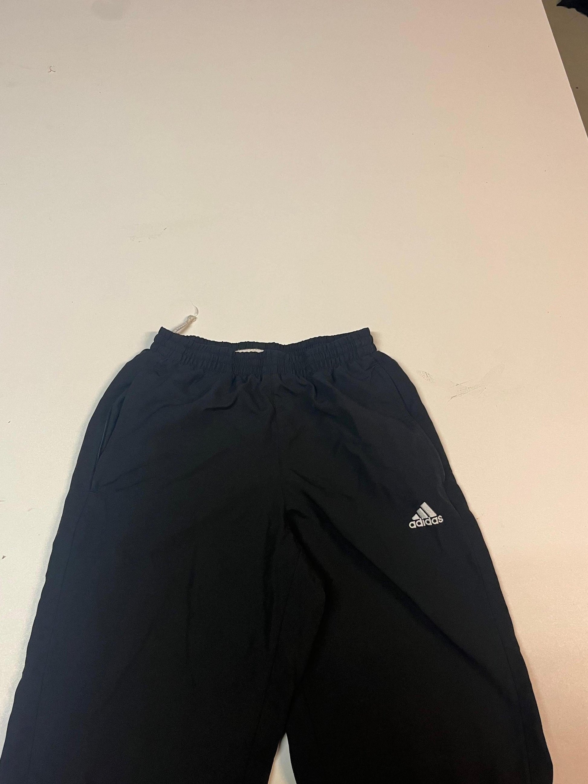 Entdecke unsere Vintage Track Pants von Nike und anderen Marken, erhältlich bei Valuxery.de - Dein Shop für trendige Vintage - Kleidung. Unsere Track Pants sind aus hochwertigen Materialien und