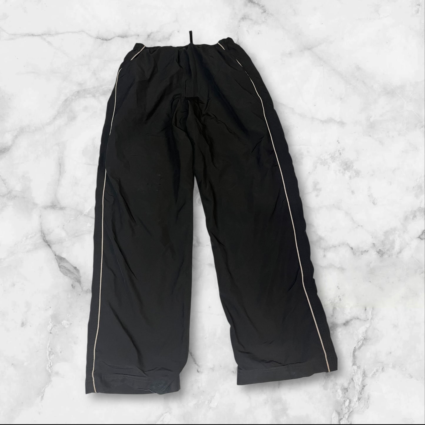 Entdecke unsere Vintage Track Pants von Nike und anderen Marken, erhältlich bei Valuxery.de - Dein Shop für trendige Vintage - Kleidung. Unsere Track Pants sind aus hochwertigen Materialien und